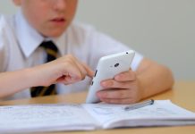 ¿Aulas Desconectadas o Estudiantes Desprotegidos? El Complejo Debate tras la Regulación del Celular en los Colegios Peruanos